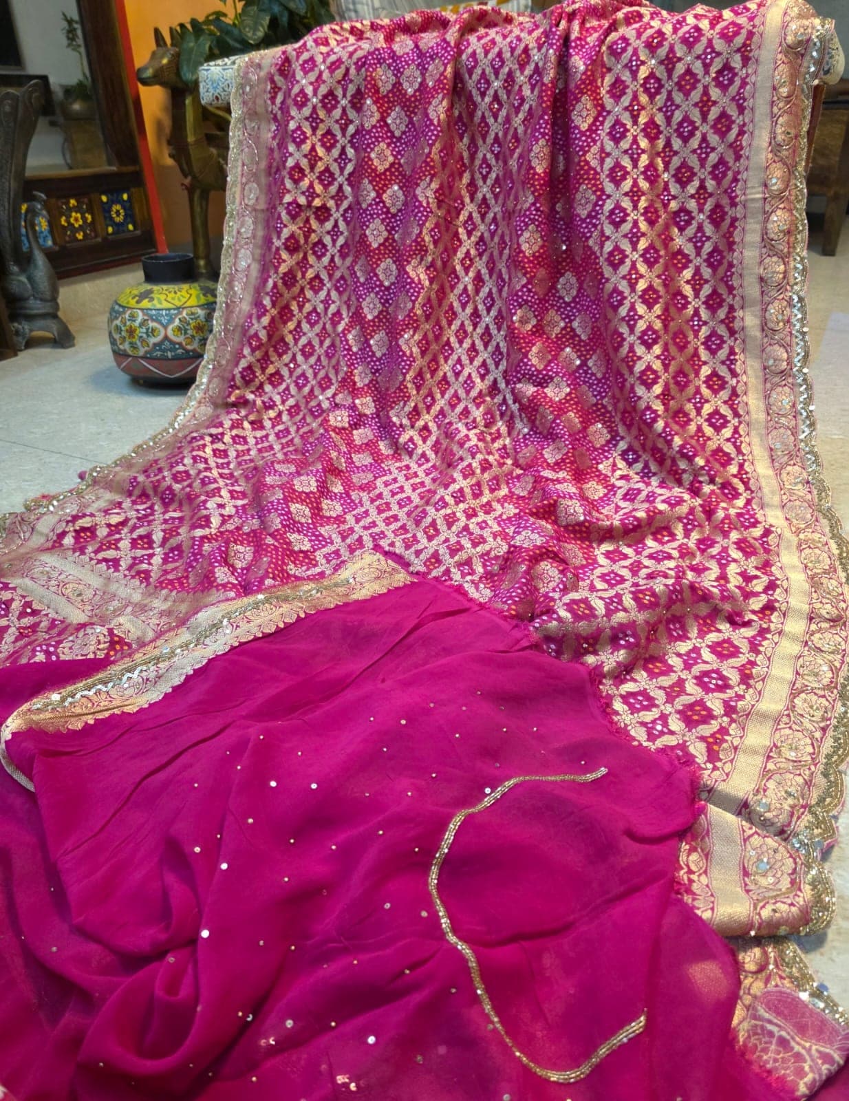 Plain rani-pink pallu with a scalloped hand-embroidered edge